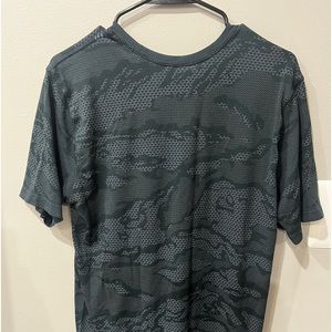 Lululemon Metal Vent Tech Short Sleeve
Blue Camo